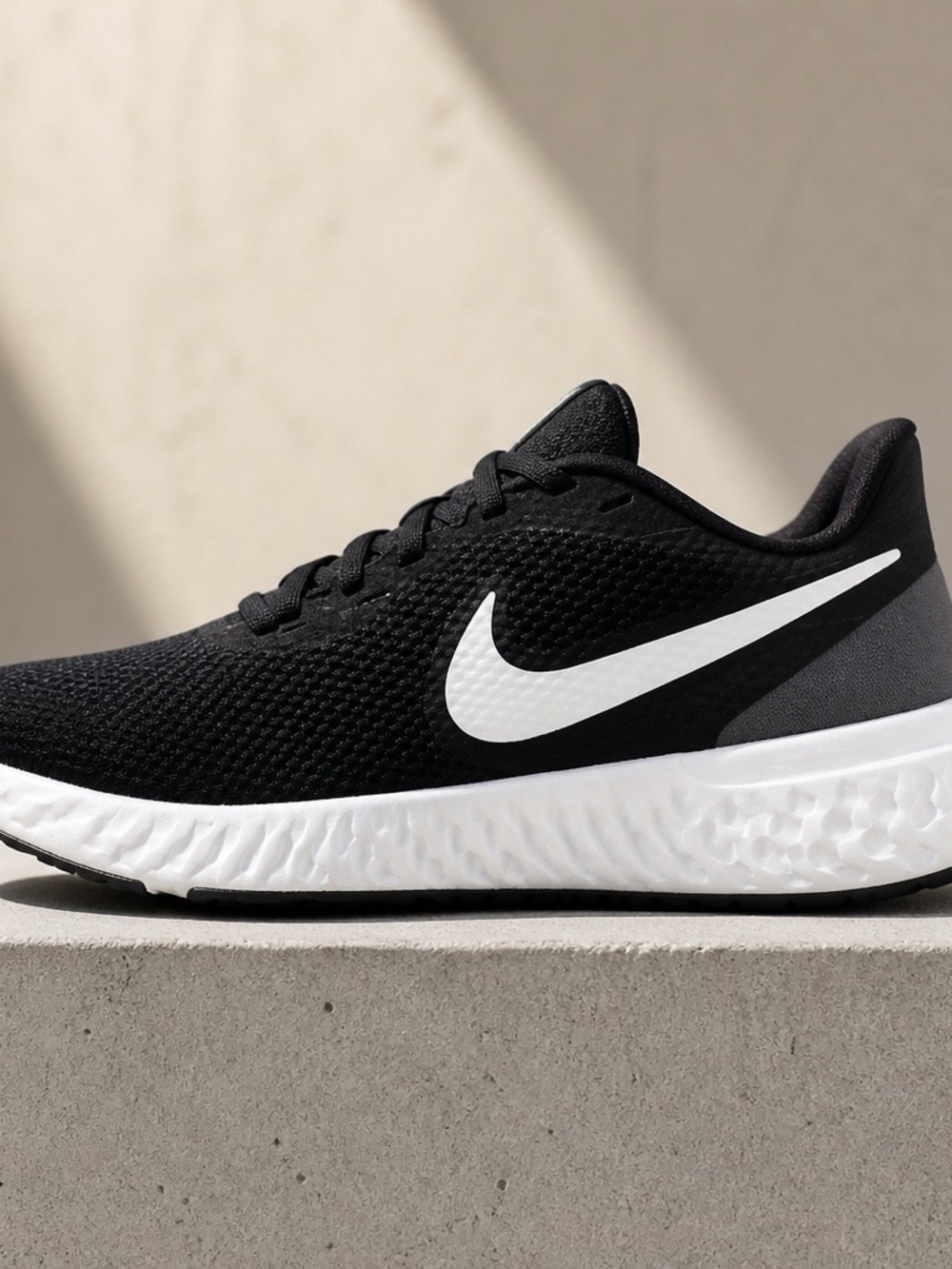 Nike Revolution Running Shoes Womens size 6  Like New condition